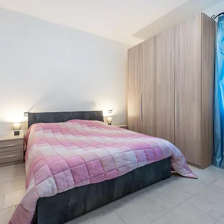 Apartment Al Porto Balcony Close To The *